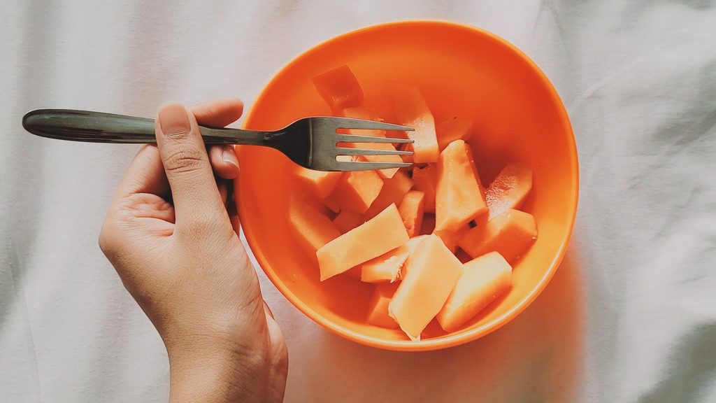 a small bowl of fruit: healthy for weight loss